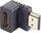 Ein schwarzer HDMI-Winkeladapter, der einen HDMI-Stecker mit einer HDMI-Buchse verbindet und 90 Grad abgewinkelt ist.
