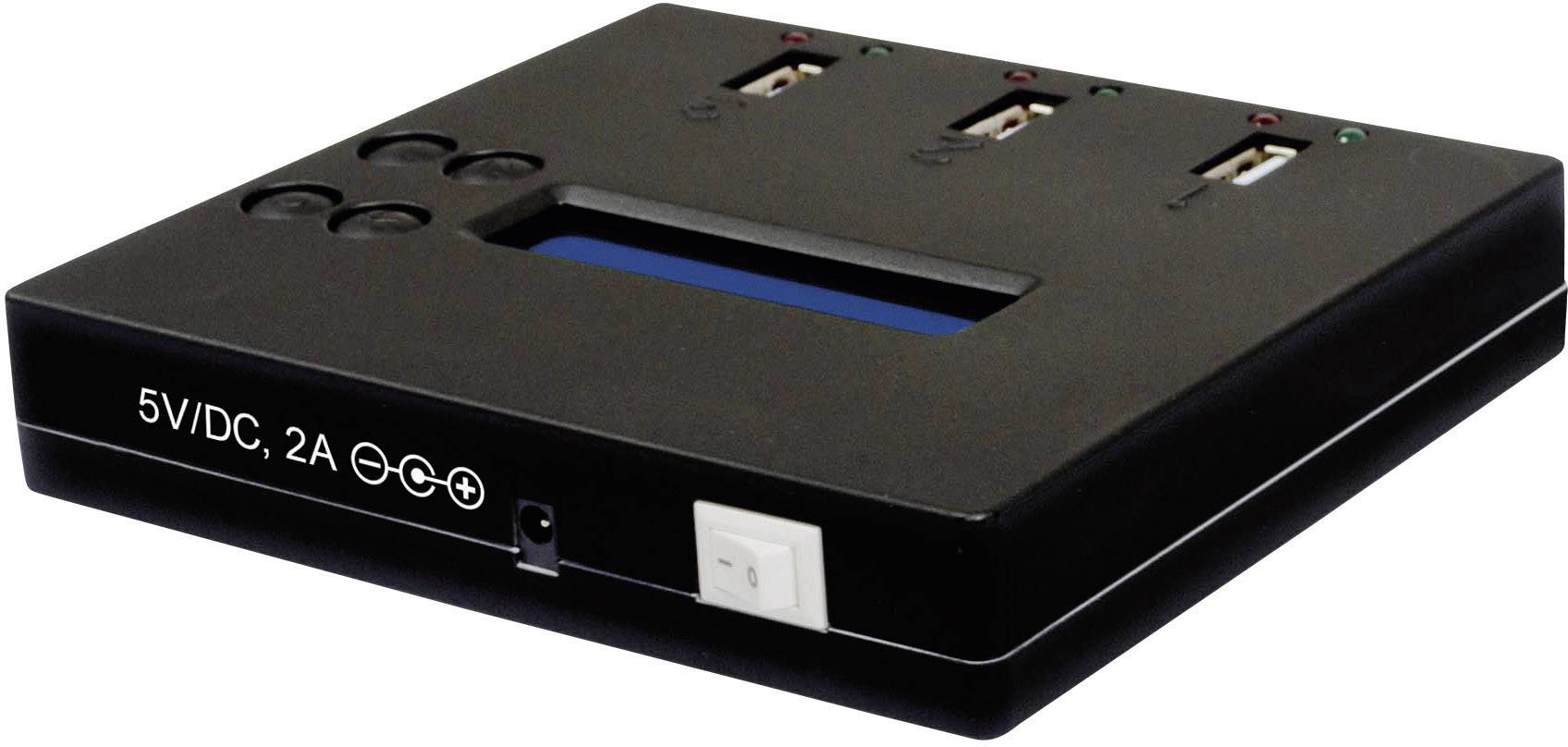 Schwarzes elektronisches Ladegerät mit drei USB-Anschlüssen und einem kleinen Display, zeigt 5V/DC, 2A neben einem Ein-/Ausschalter.