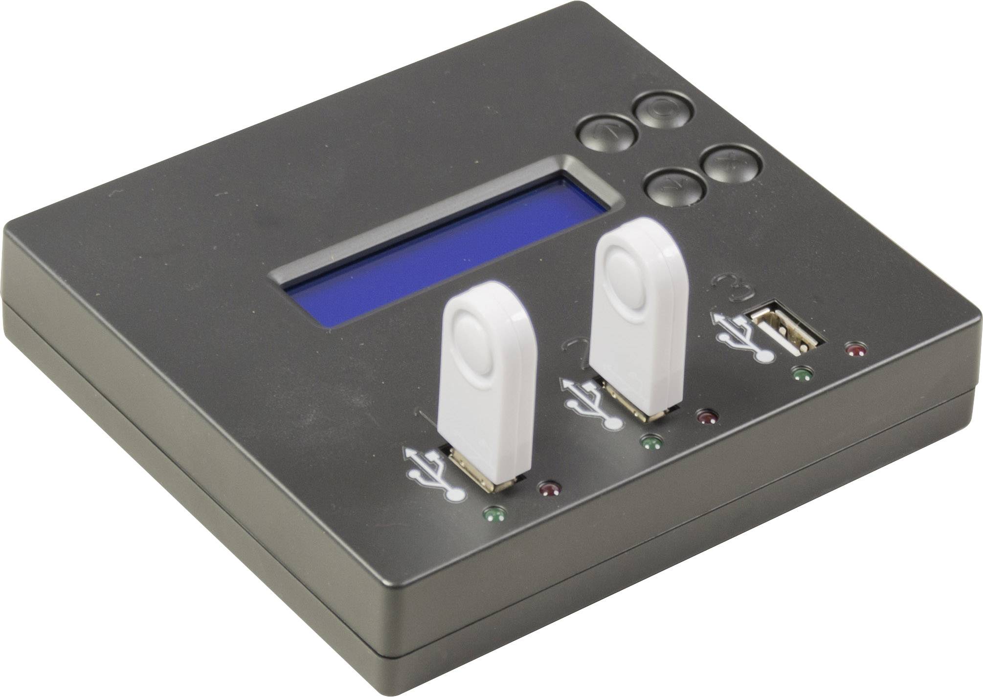 Elektronisches Gerät mit Display und mehreren Tasten. Zwei USB-Schnittstellen mit angeschlossenen Geräten liegen im Vordergrund.