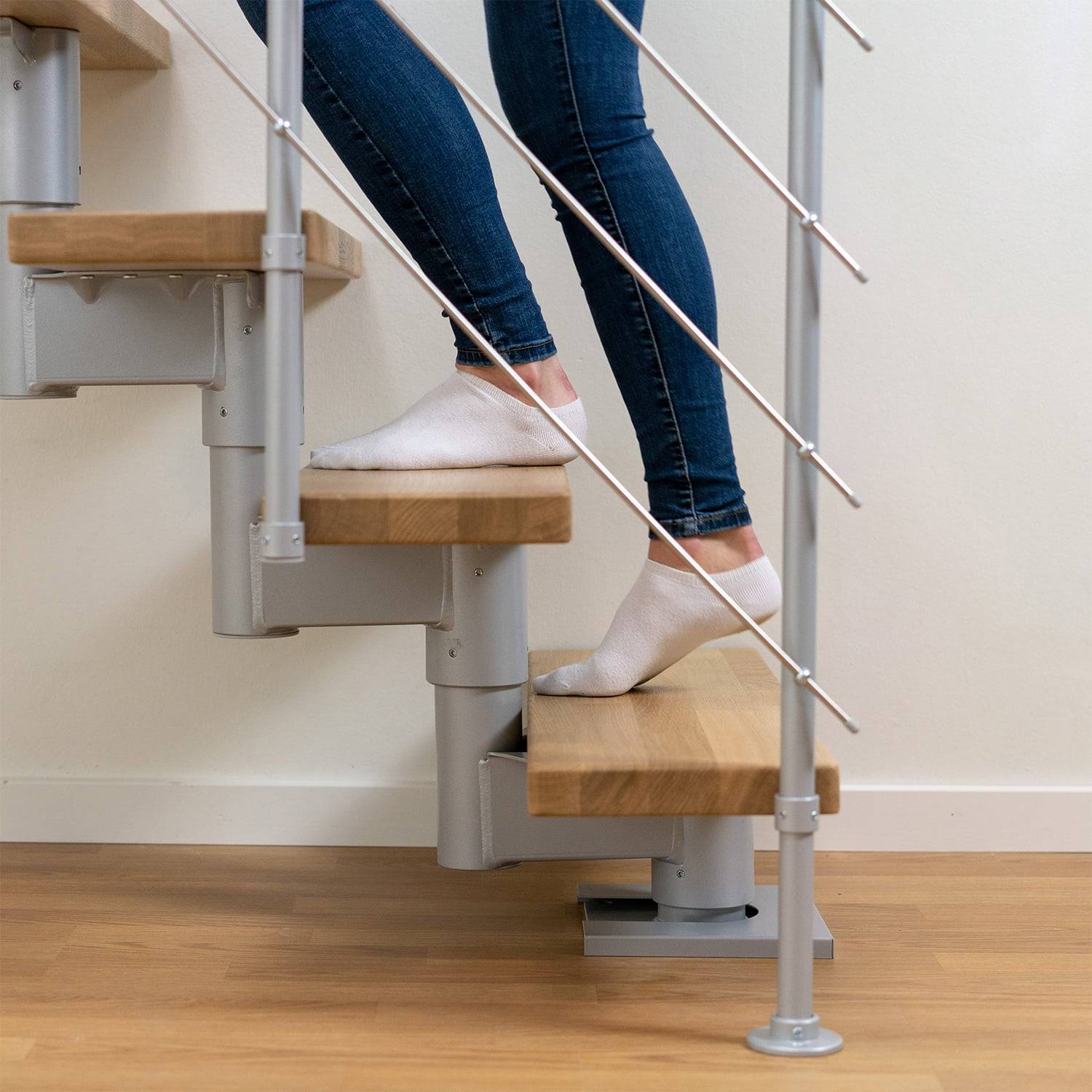 Dolle Mittelholmtreppe Cork Ahorn, lackiert 1/2 gewendelt 75 cm breit für GH 259 – 315 cm UK Metall Anthrazit mit Gel-2