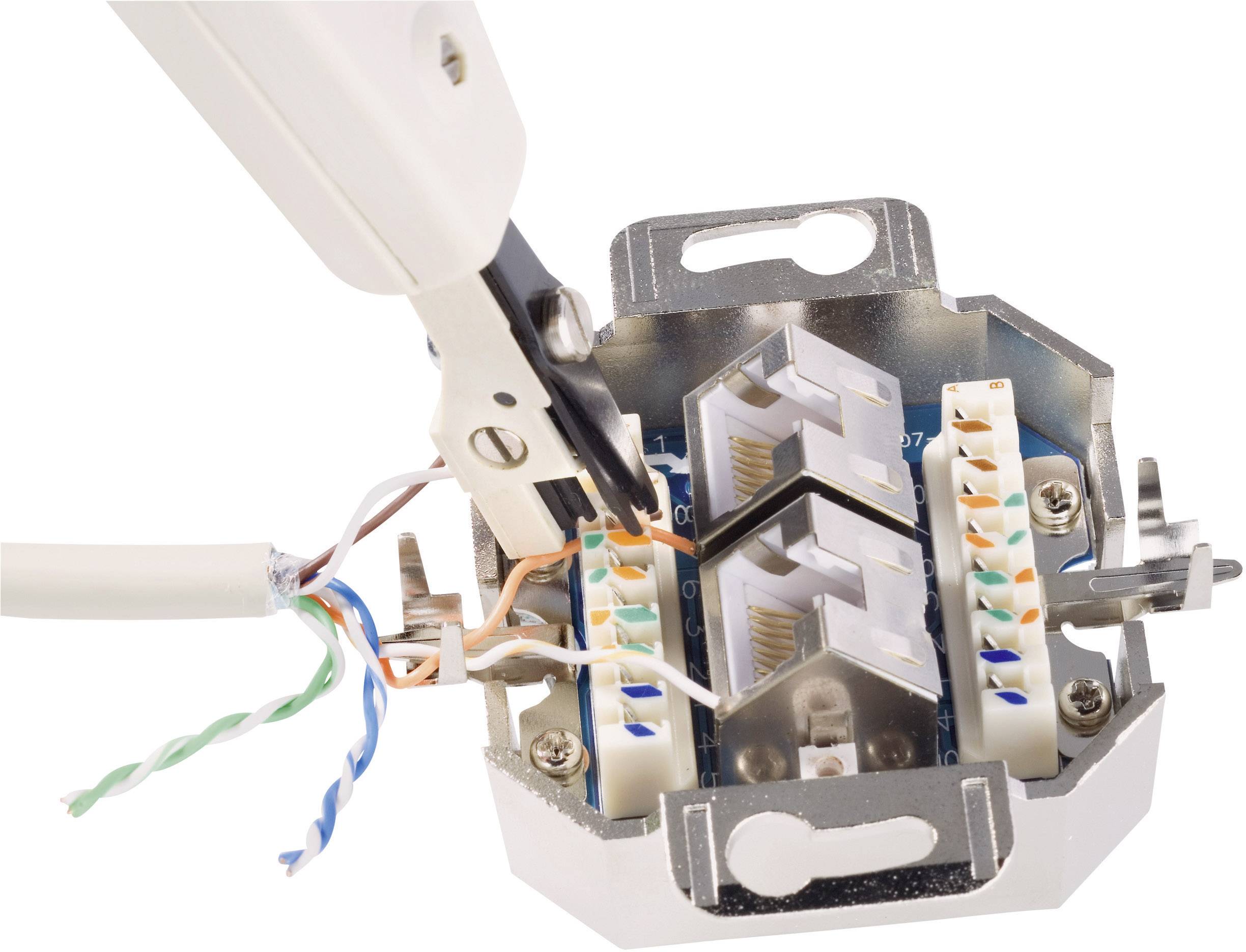 Ein Werkzeug befestigt Kabel an einem Netzwerkanschluss. Die Drähte sind in verschiedenen Farben und werden ordnungsgemäß befestigt.