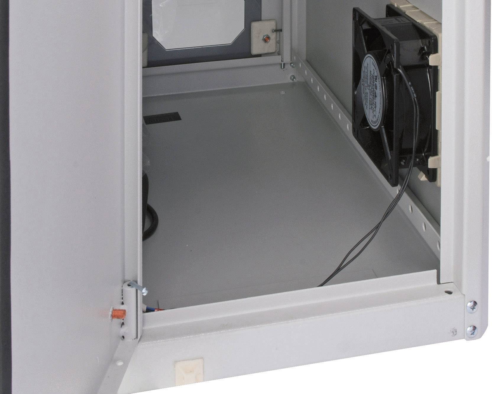 Ein offener Schaltschrank mit einer Lüftereinheit an der Seite. Keine sichtbaren elektronischen Komponenten im Inneren.