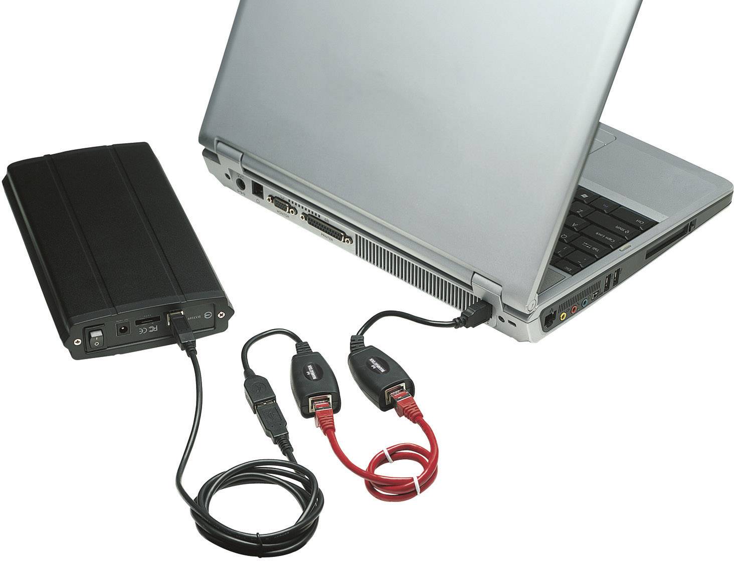 Ein Laptop ist über Adapter und Kabel mit einem externen Akku verbunden. Der Akku versorgt den Laptop mit Strom.