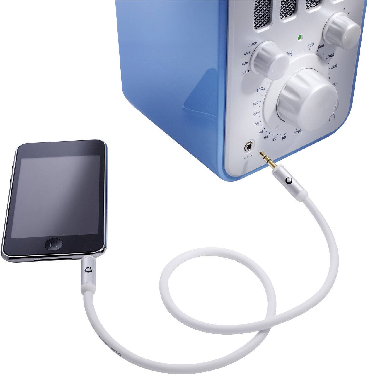 Ein Smartphone ist über ein Audiokabel mit einem blauen Lautsprecher verbunden. Der Lautsprecher hat mehrere Regler und Skalen.