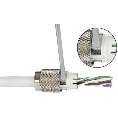 Nahaufnahme eines Ethernet-Kabels im Bau. Schraubenschlüssel zieht eine Metallmutter an, Kabeladern sind sichtbar.
