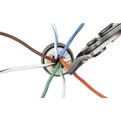 Mehrfarbige Kabel werden mit einem Stecker verbunden. Eine Zange hält den orangefarbenen Draht.