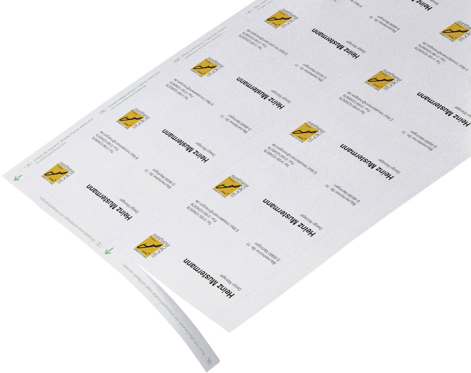 Eine Rolle mit selbstklebenden 'Mail to Germany'-Etiketten in Gelb und Schwarz auf weißem Papier.