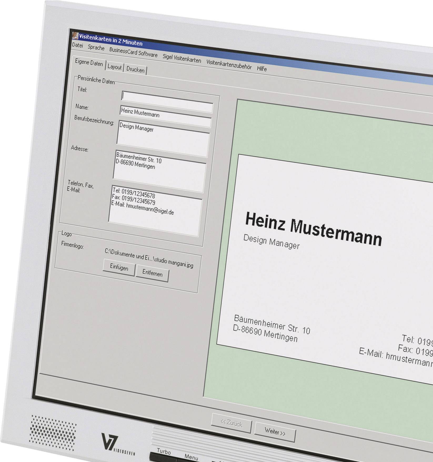 'Computerbildschirm zeigt Visitenkarten-Design-Software mit Details: Name Heinz Mustermann, Design Manager, Adresse, Telefon und E-Mail.'