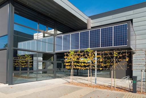 Firmengebäude mit Solaranlage