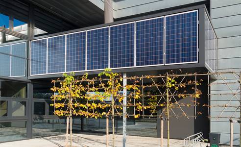 Photovoltaik in Fassade integriert.