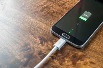 Smartphone laden per Kabel