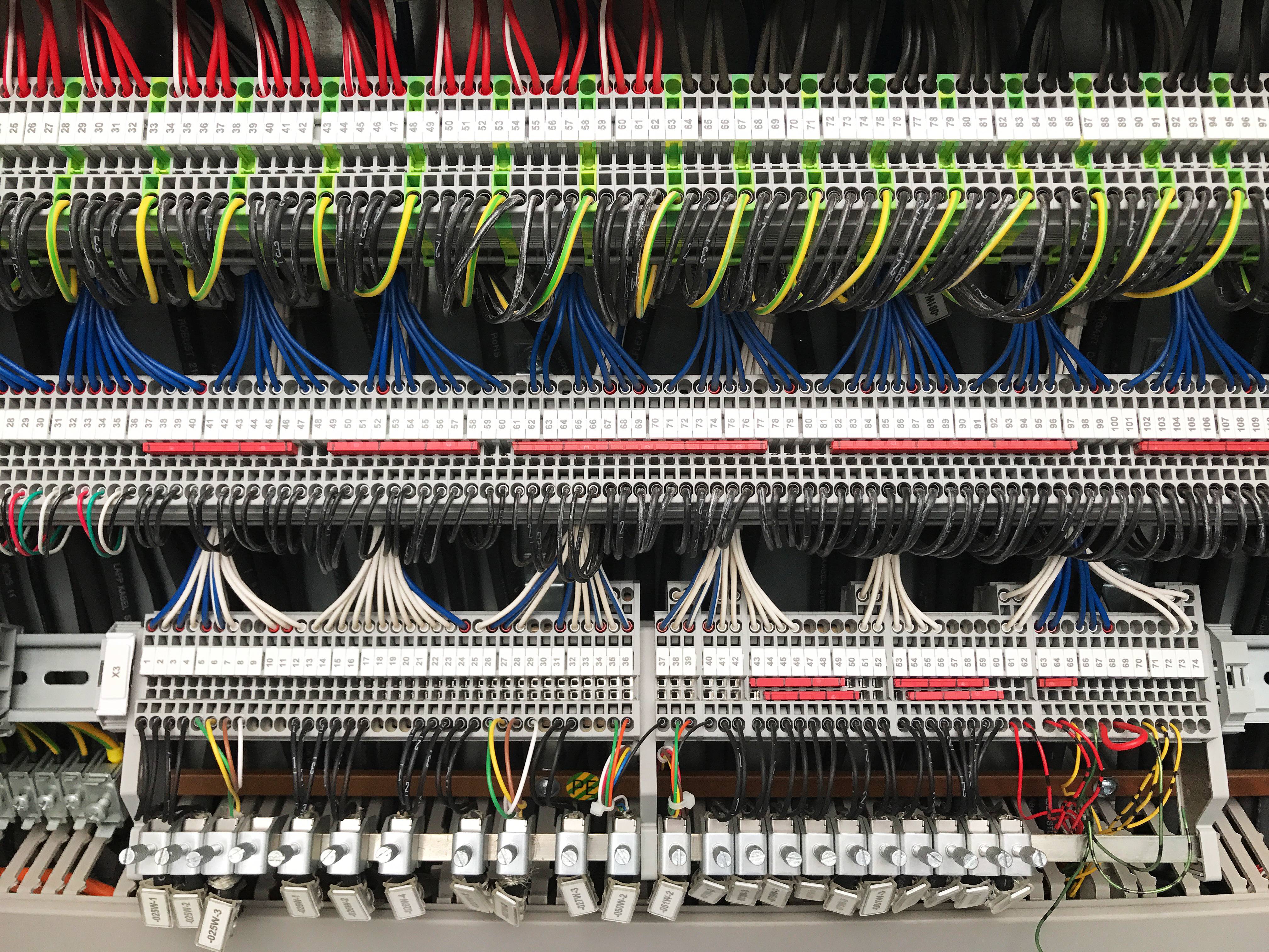 Umfangreich verdrahteter Schaltschrank