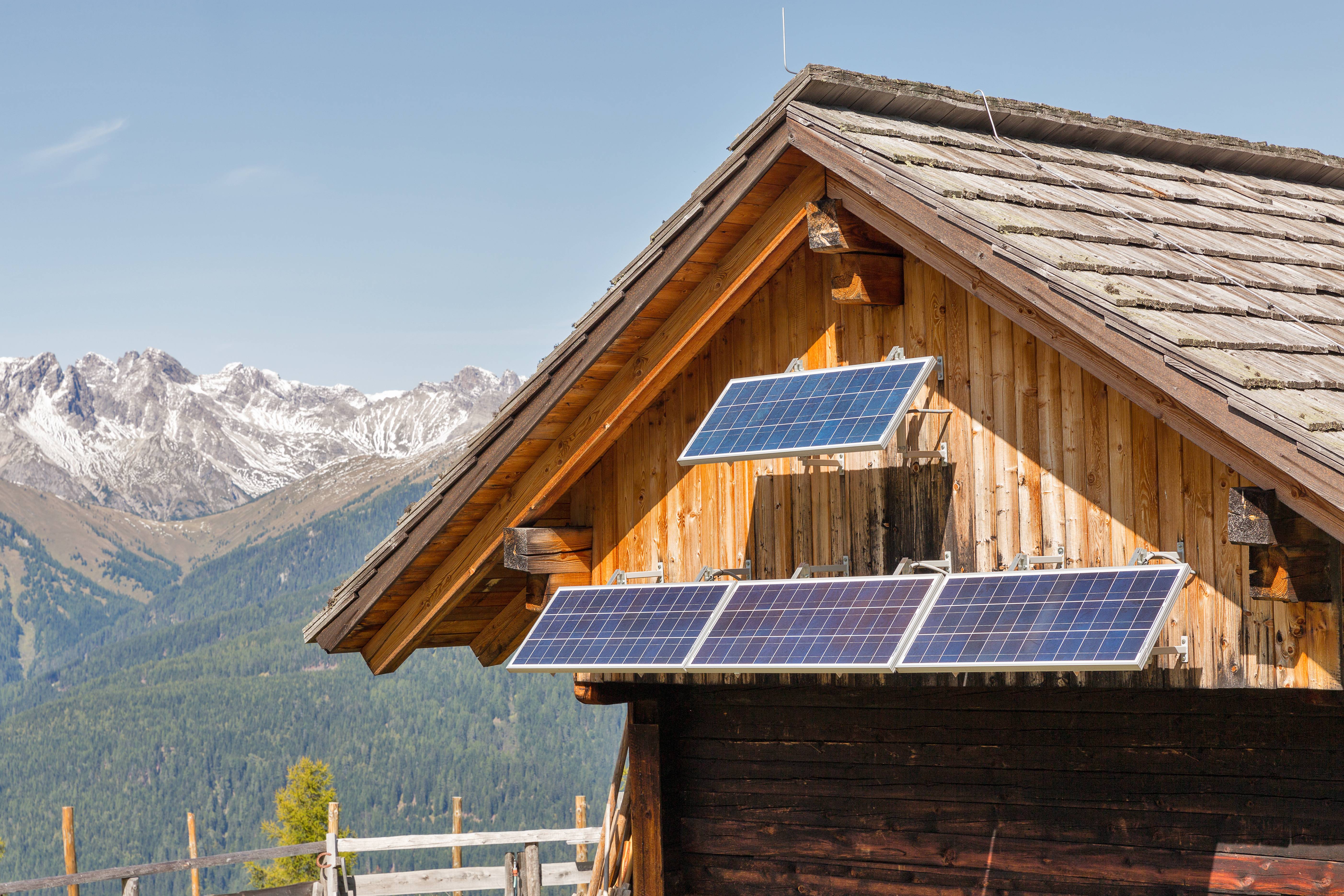 Almhütte mit Solaranlage