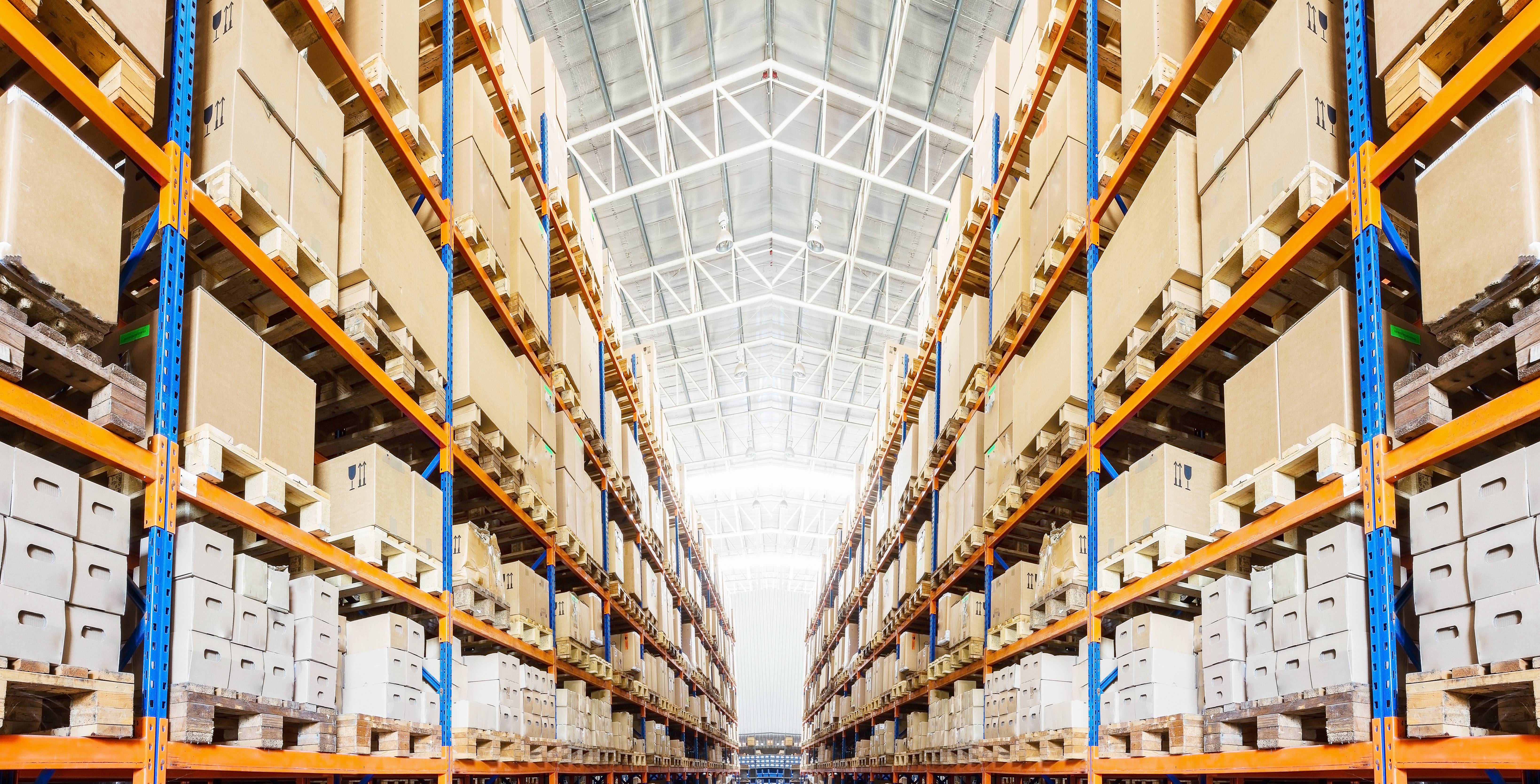 Blick in ein grosses Hochregallager mit dicht gefüllten Regalen.