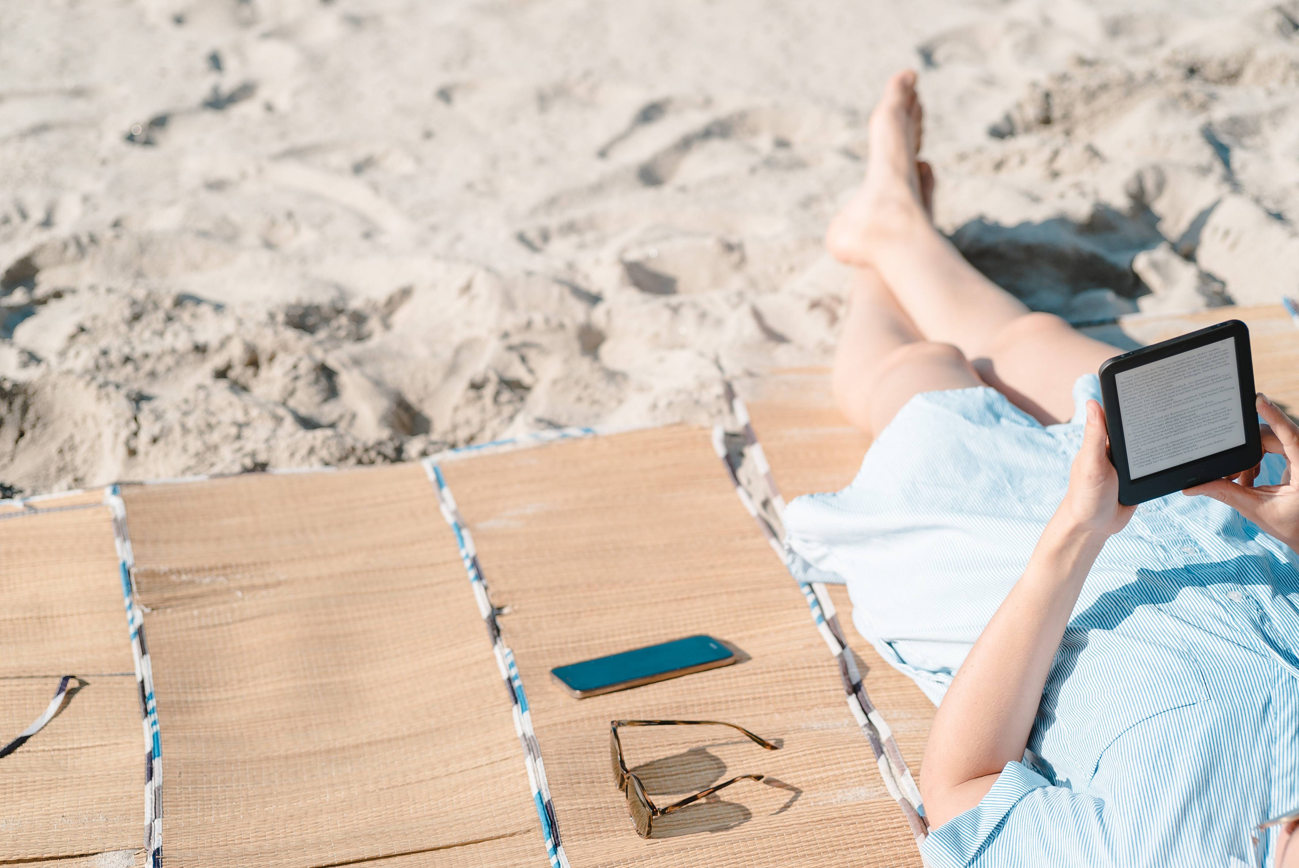 E-Book reader laden mit der Powerbank