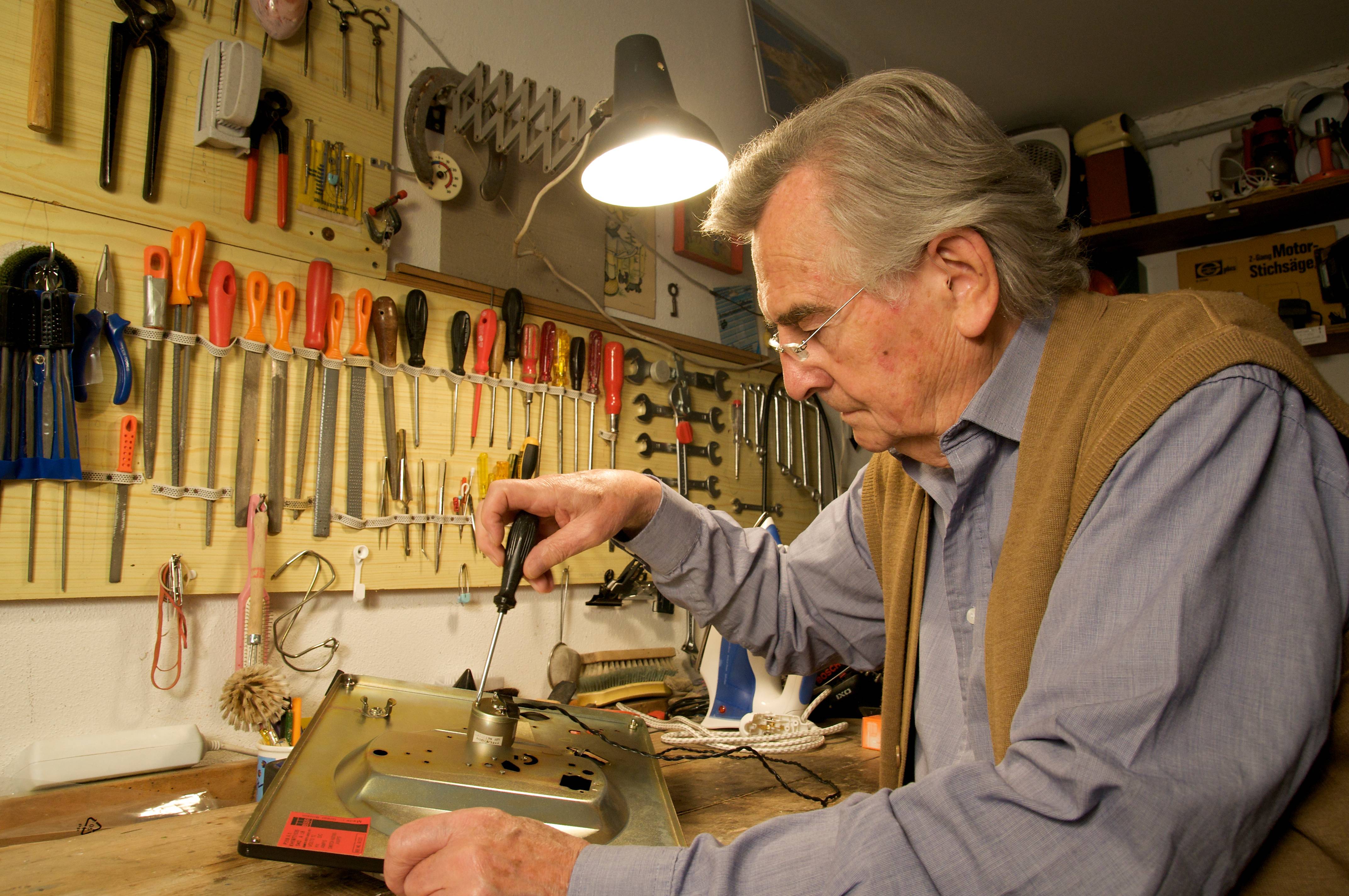 Werkzeugaufbewahrung auf individuell gestalteten Holzbrettern