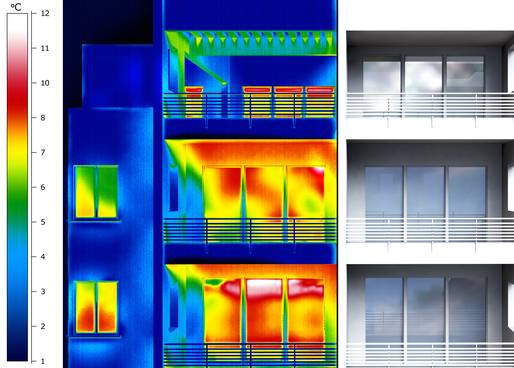 Energieverluste an einer Fassade werden mit einer Wärmebildkamera sichtbar Das Bild zeigt das Wärmebild einer Hausfassade. Anhand der Farbunterschiede ist leicht erkennbar, wo viel Wärme nach außen abgegeben wird.