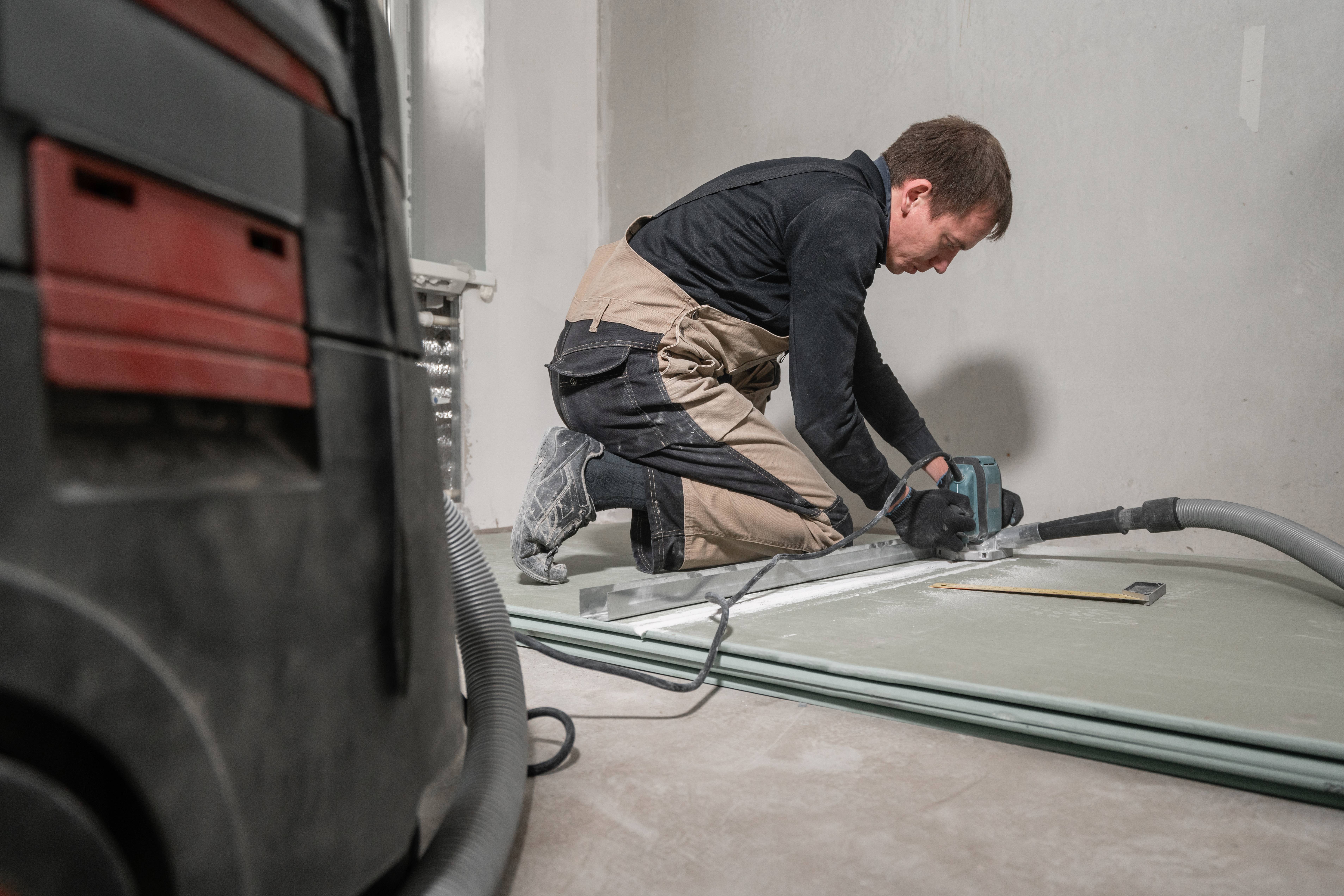 Saubere Handwerksarbeit mit einem Staubsauger