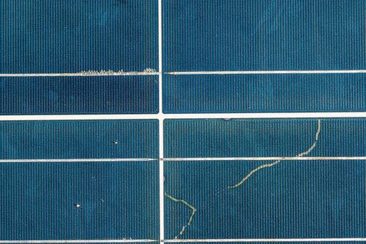 Solarmodul mit Schneckenspuren (Haarrissen) und weiteren sichtbaren Beschädigungen