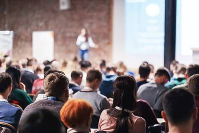 Lautsprecher in öffentlichen Hallen