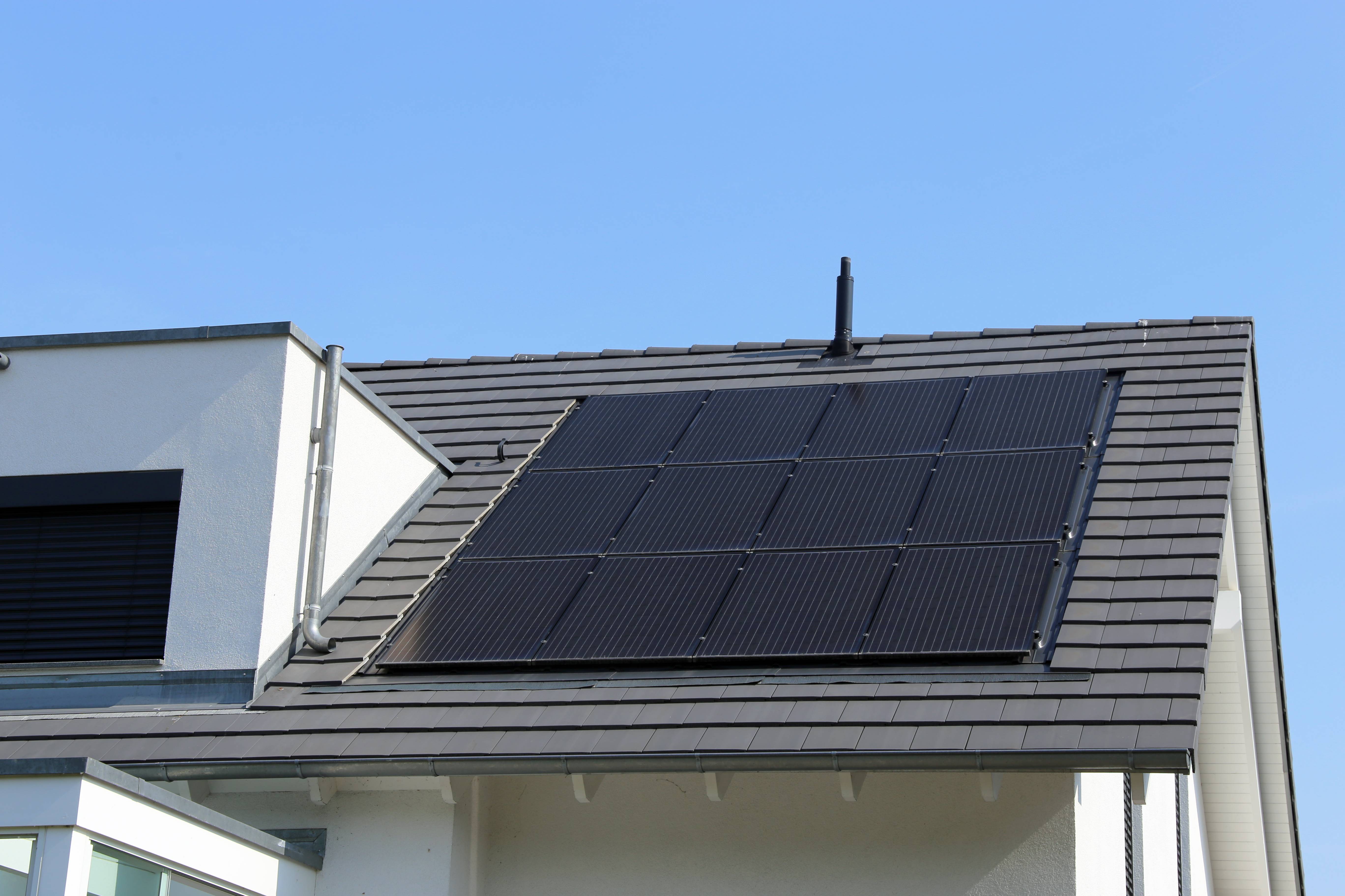 Ein Indach-Montagesystemen ersetzt die vorhandene Dacheindeckung.