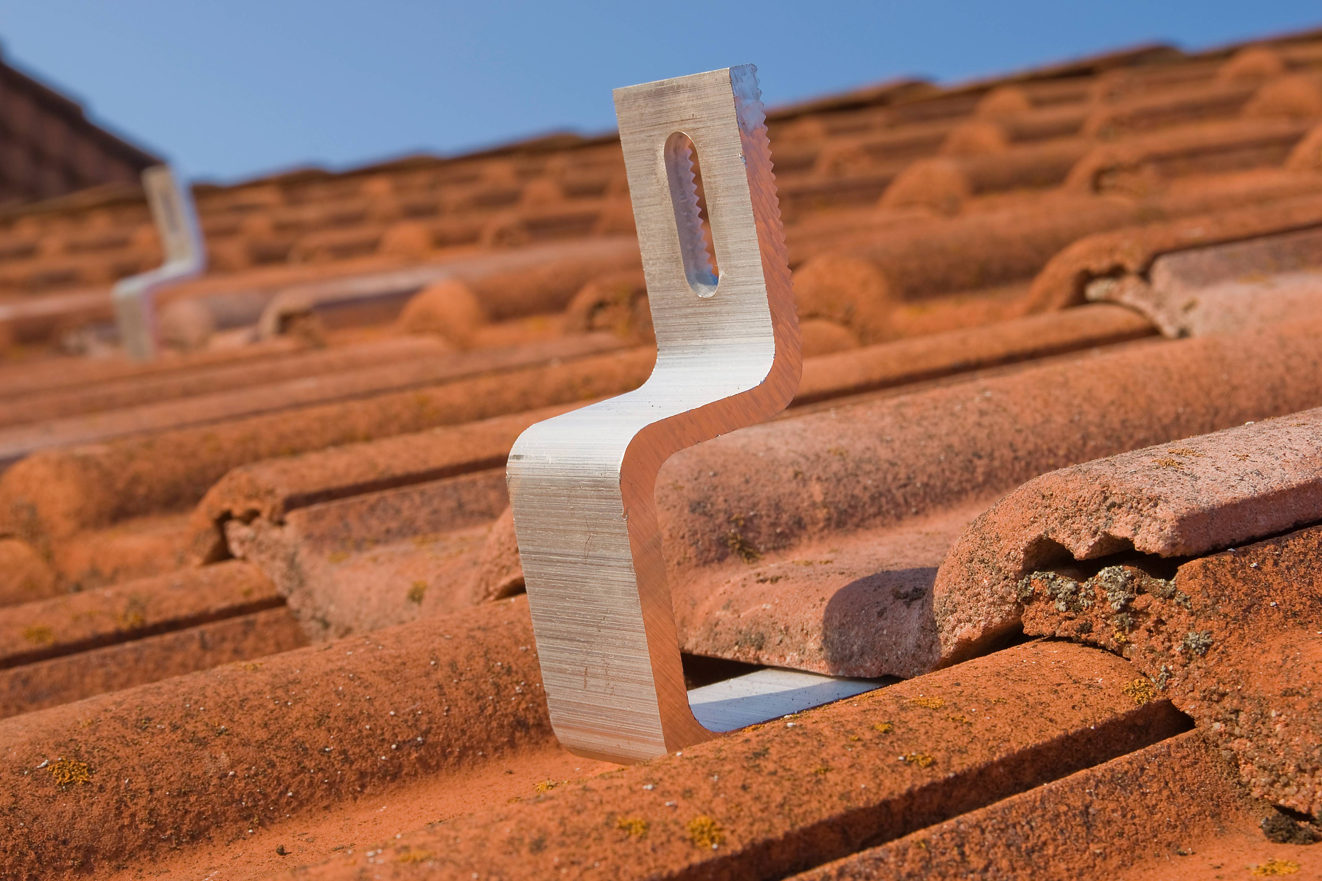 Dachhaken verbinden die Montageschienen mit der Dachhaut.