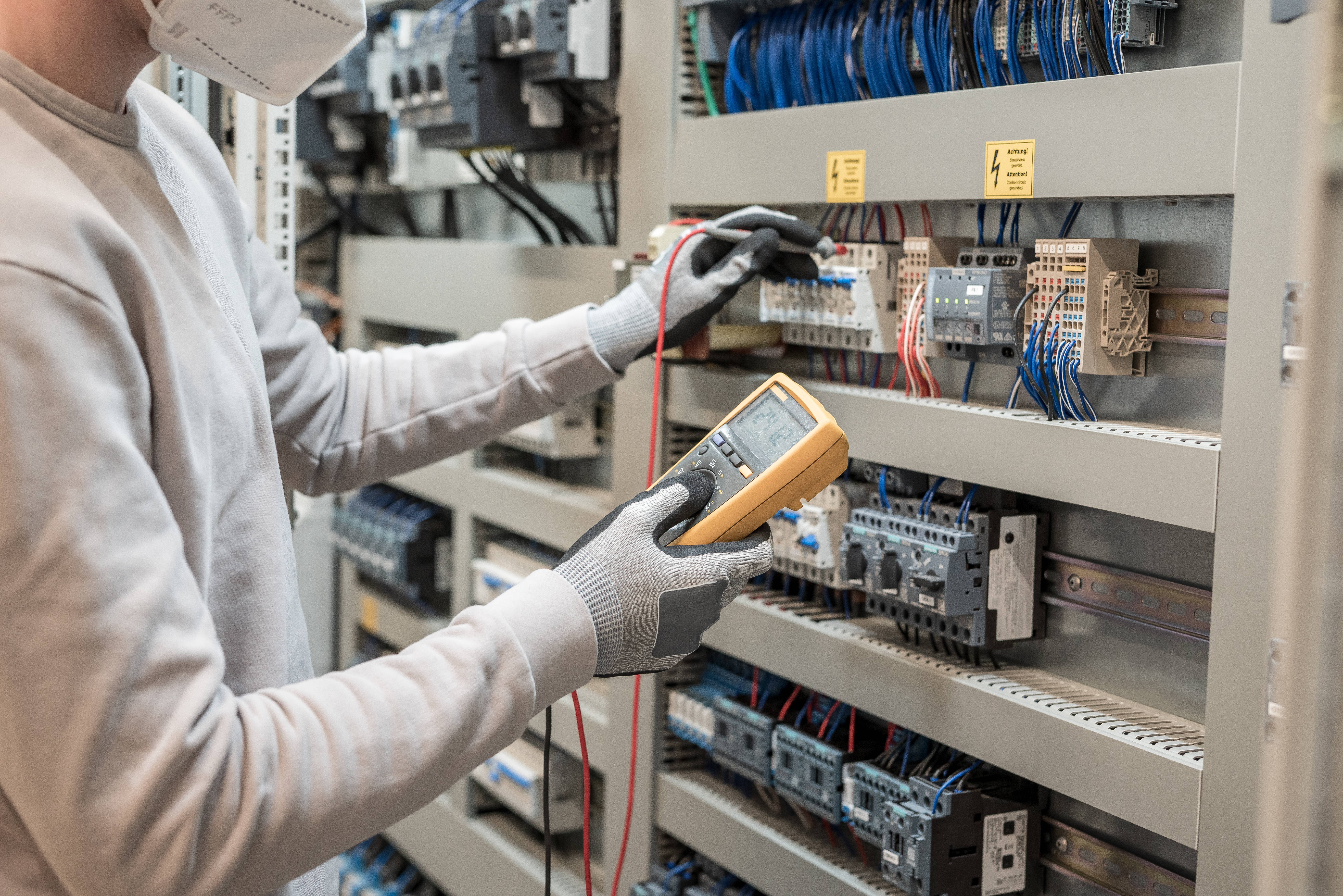Spannungsmessung mit einem Handmultimeter in einem Schaltschrank