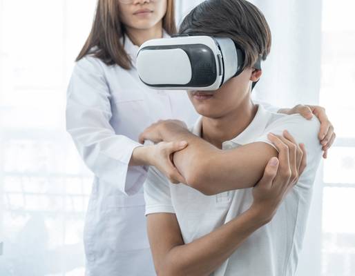 VR und AR eröffnen interessante Perspektiven für die Schmerztherapie.