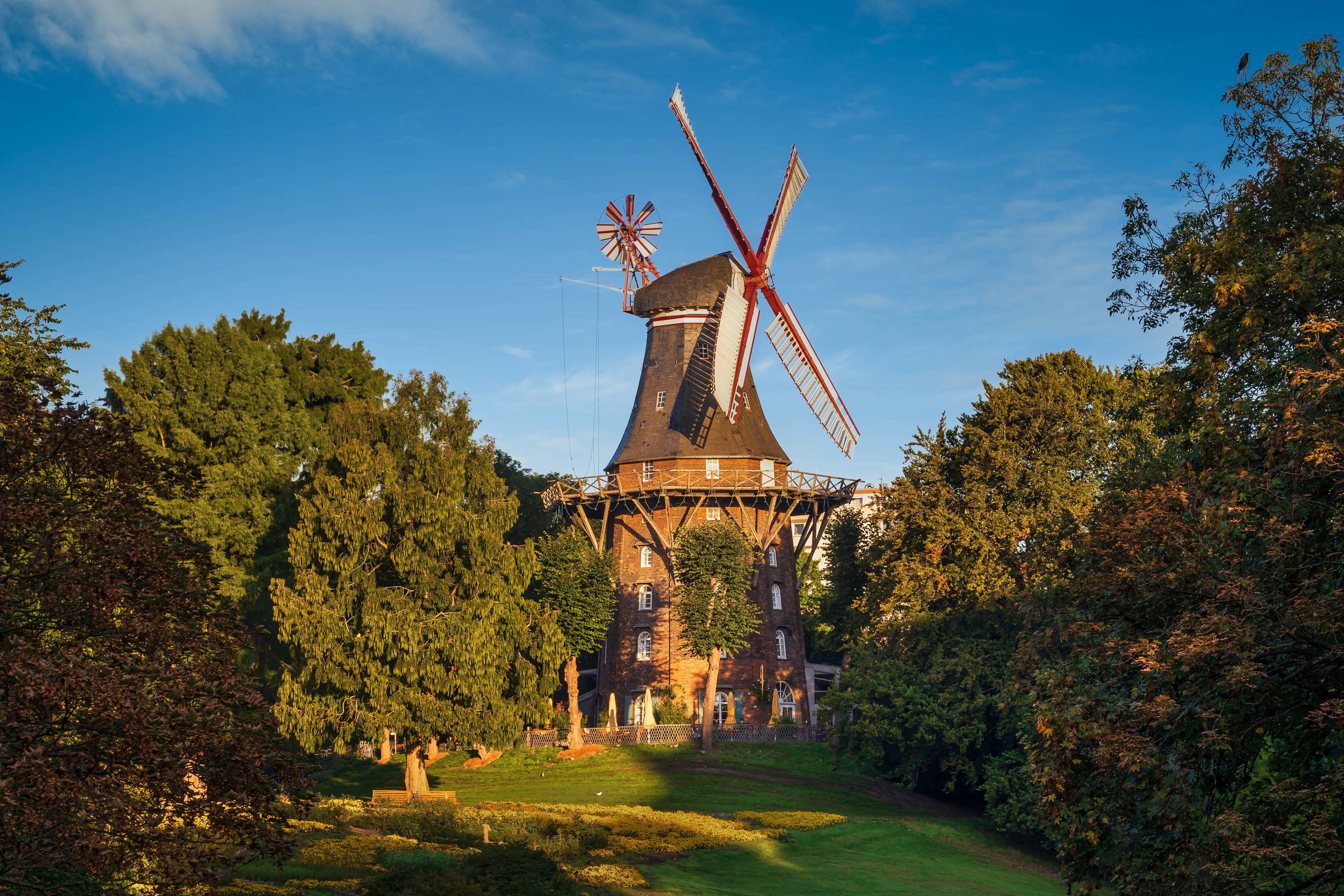 Windmühle mit zusätzlicher Windrose am Dach