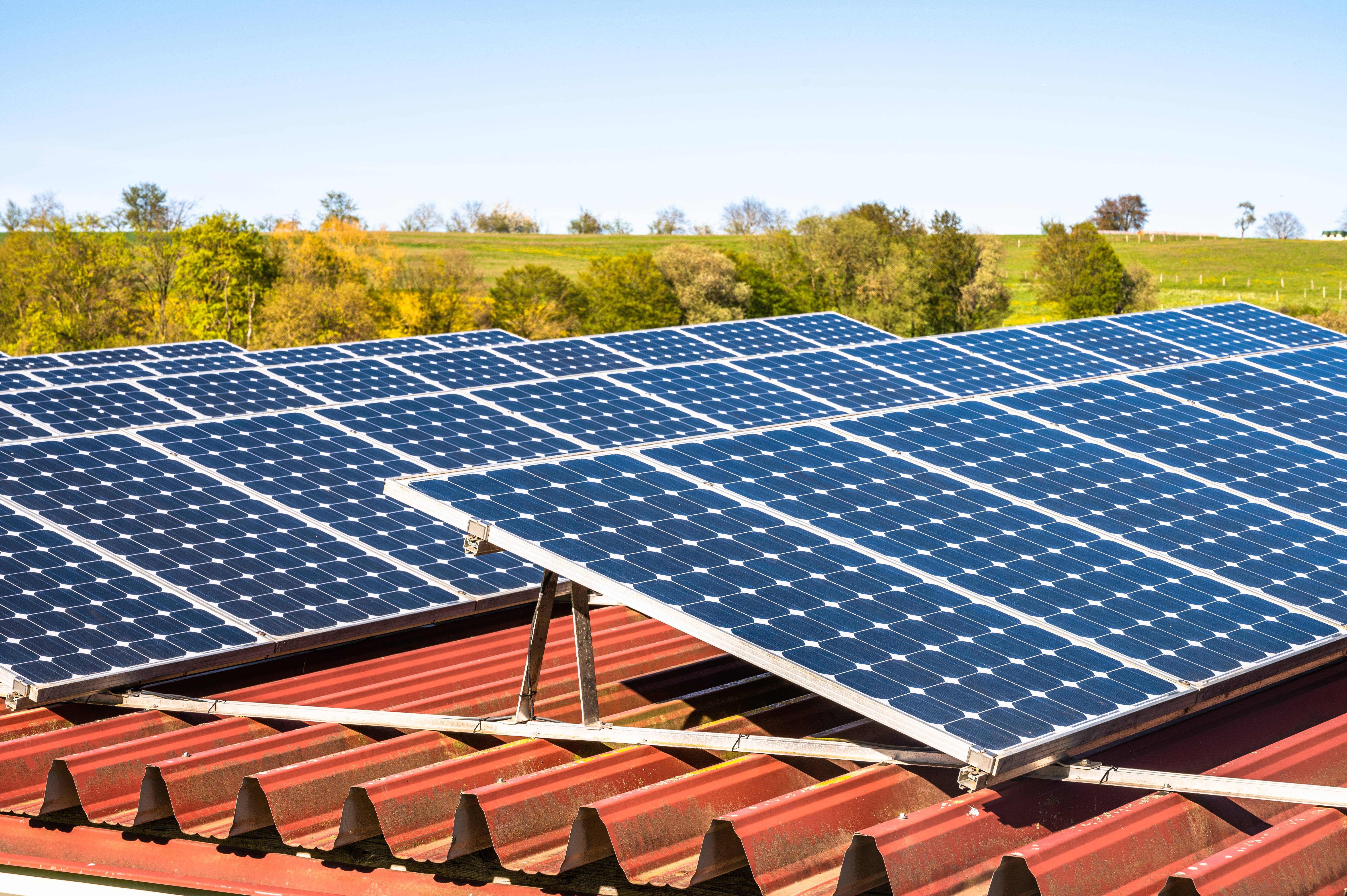 Bei der Flachdach- oder Bodenmontage sorgen Aufständerungen für den perfekten Neigungswinkel.