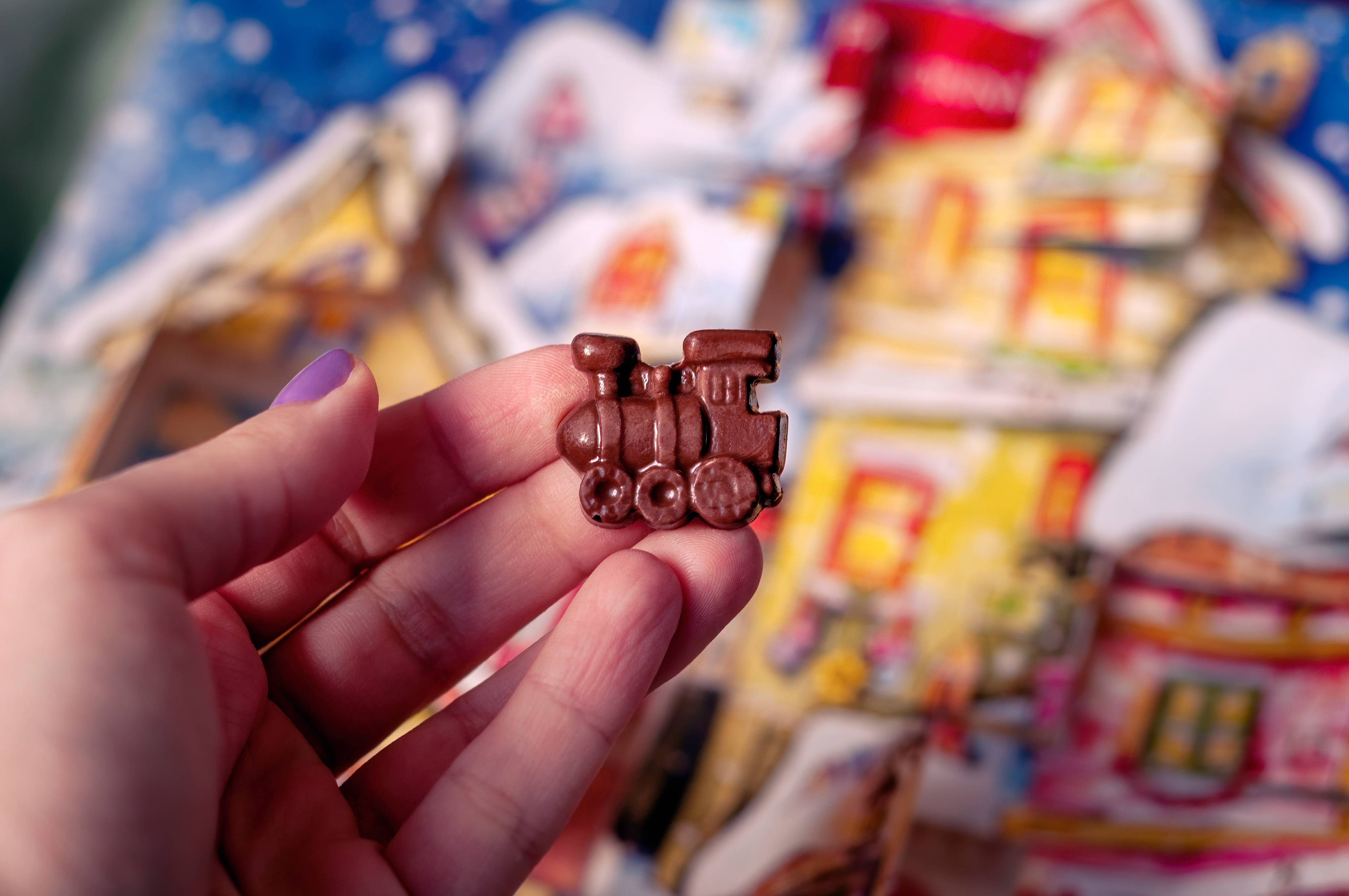 Bei Kindern sind Adventskalender mit Schokolade sehr beliebt