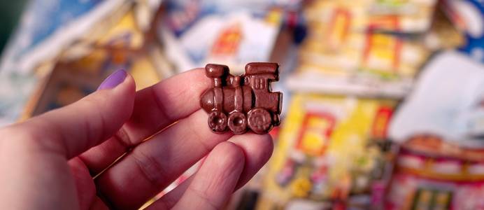 Bei Kindern sind Adventskalender mit Schokolade sehr beliebt
