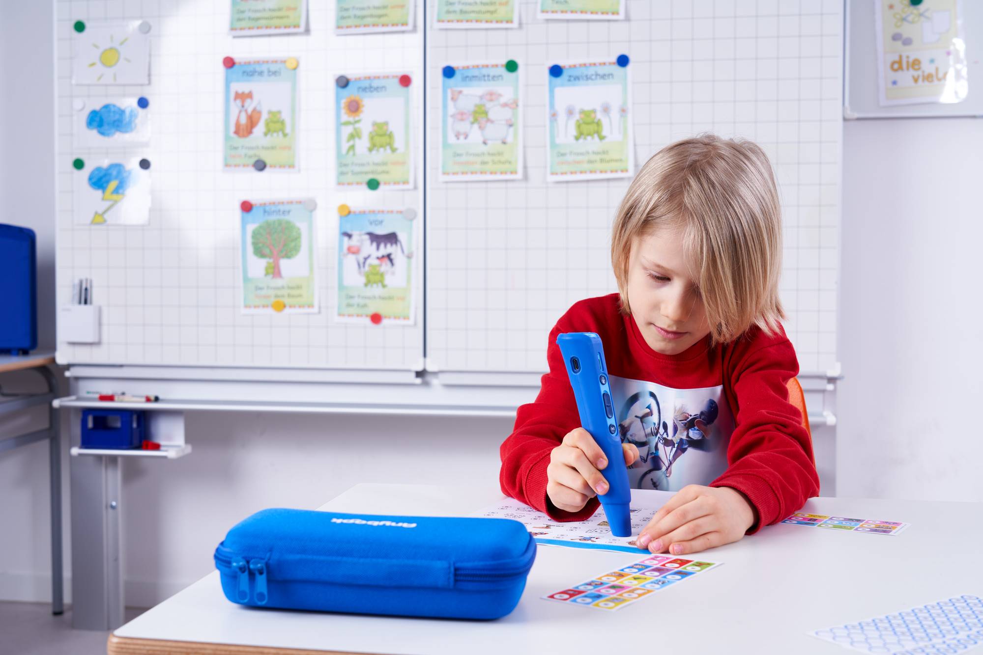 Ein Schüler nutzt den Anybook Audiostift zum Lernen.