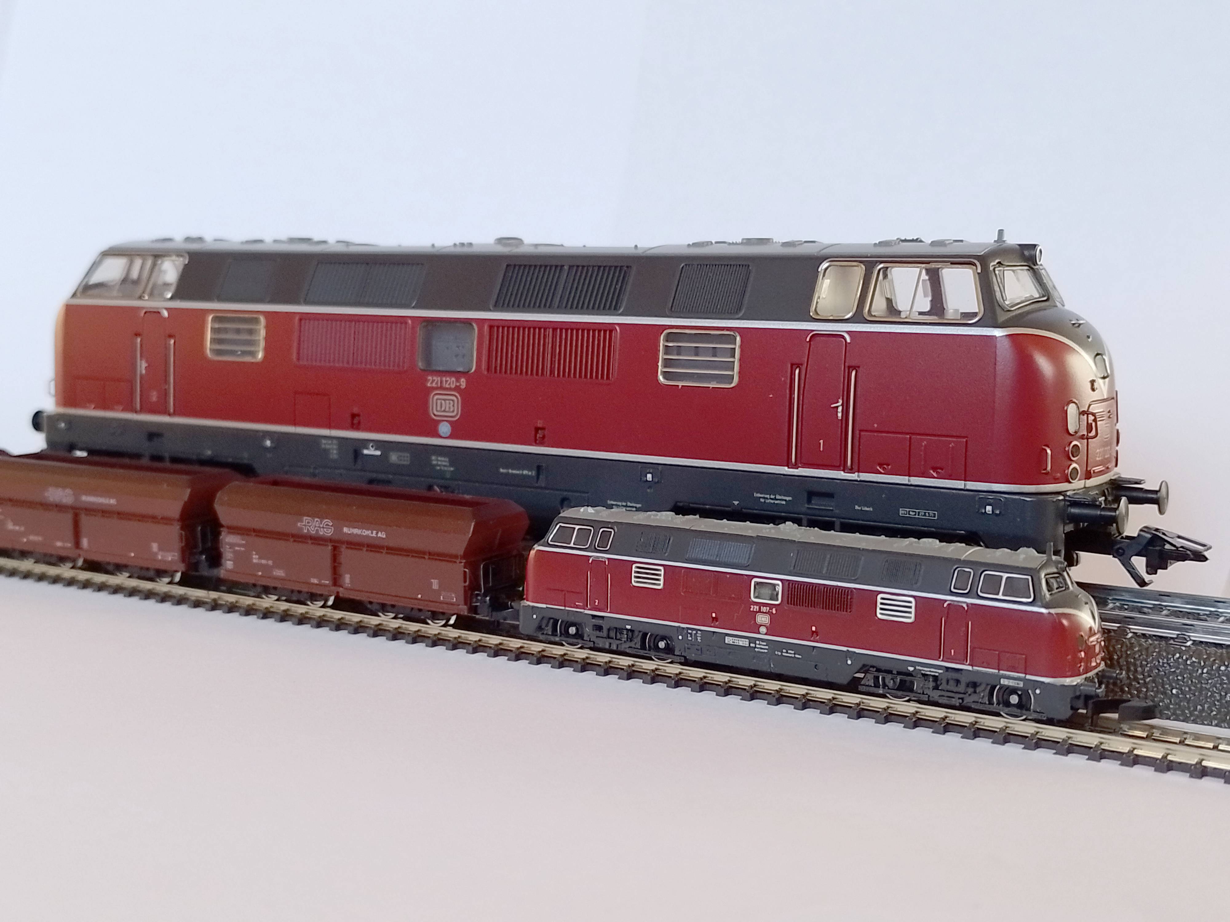 H0 und Z Größenvergleich einer Lok der BR 221