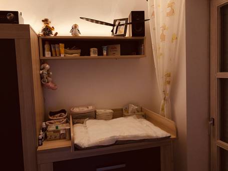 Ein Wickeltisch mit angenehmer Beleuchtung, intelligent durch Smart Home-Systeme gesteuert.