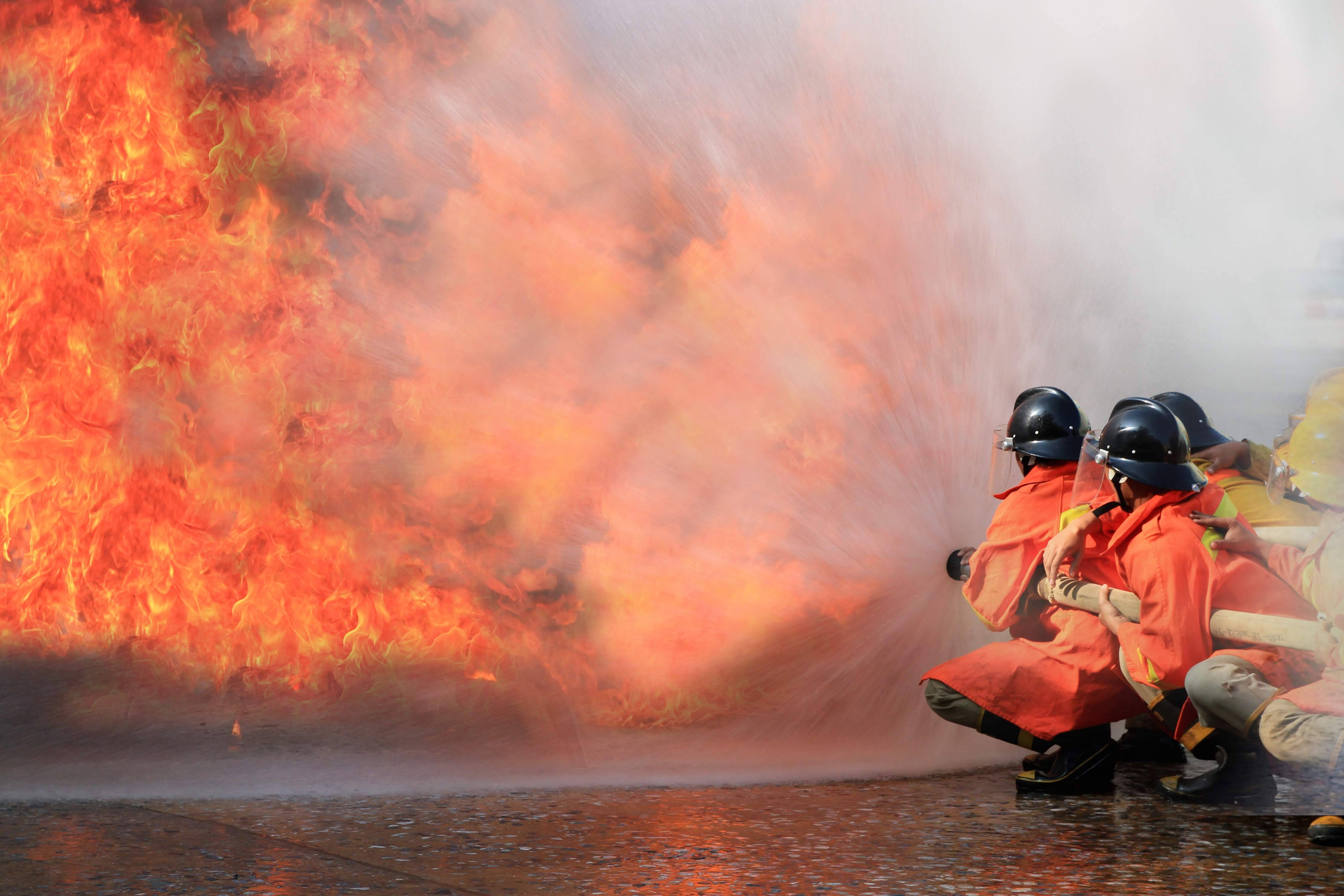 Feuerwehrleute bei der Brandbekämpfung