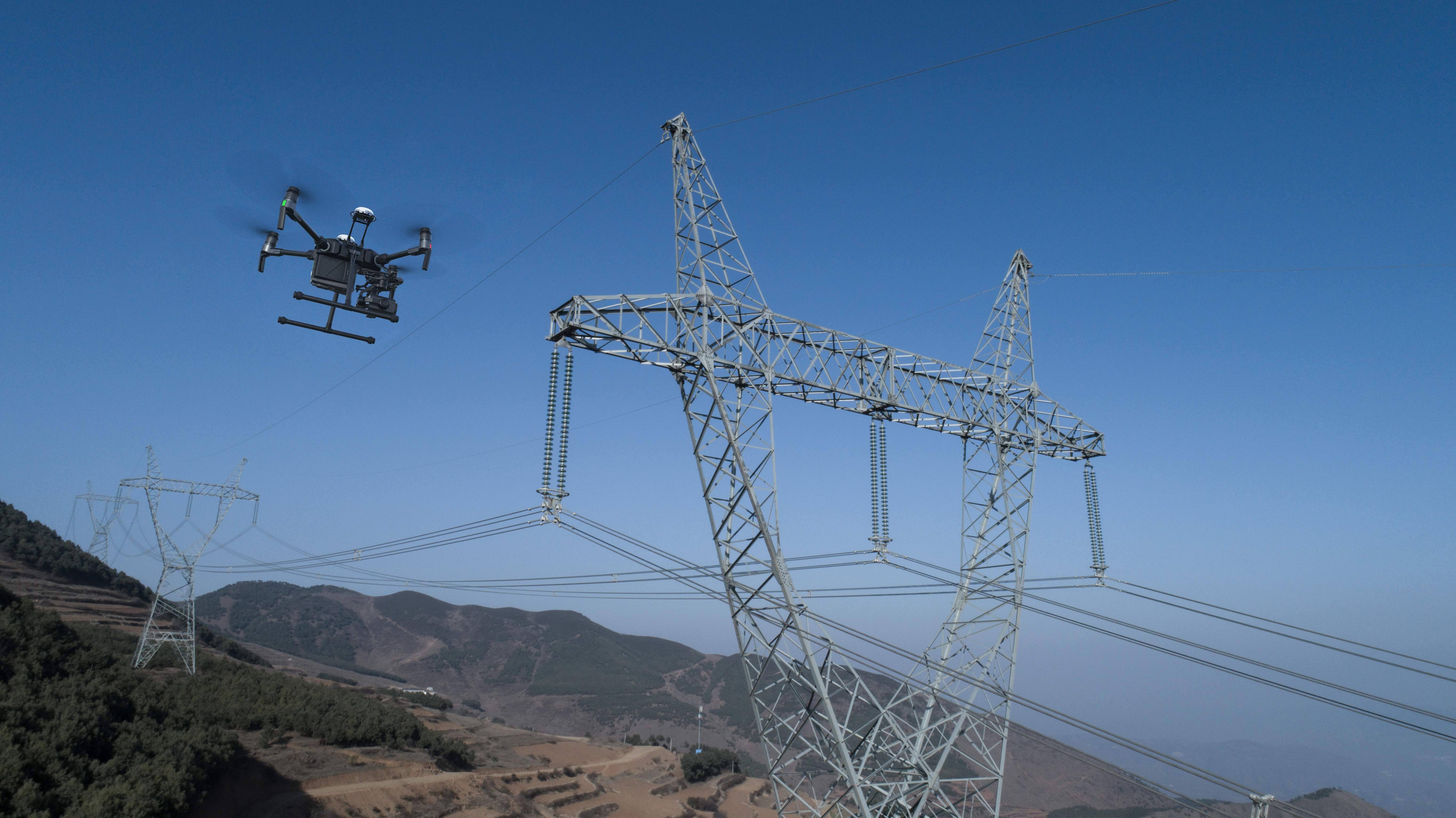 Drohne bei der Inspektion von Stromleitungen