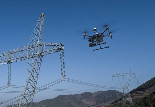 Drohne bei der Inspektion von Stromleitungen