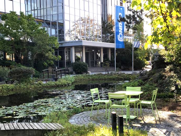 Gartenteich vor einer Firmenzentrale