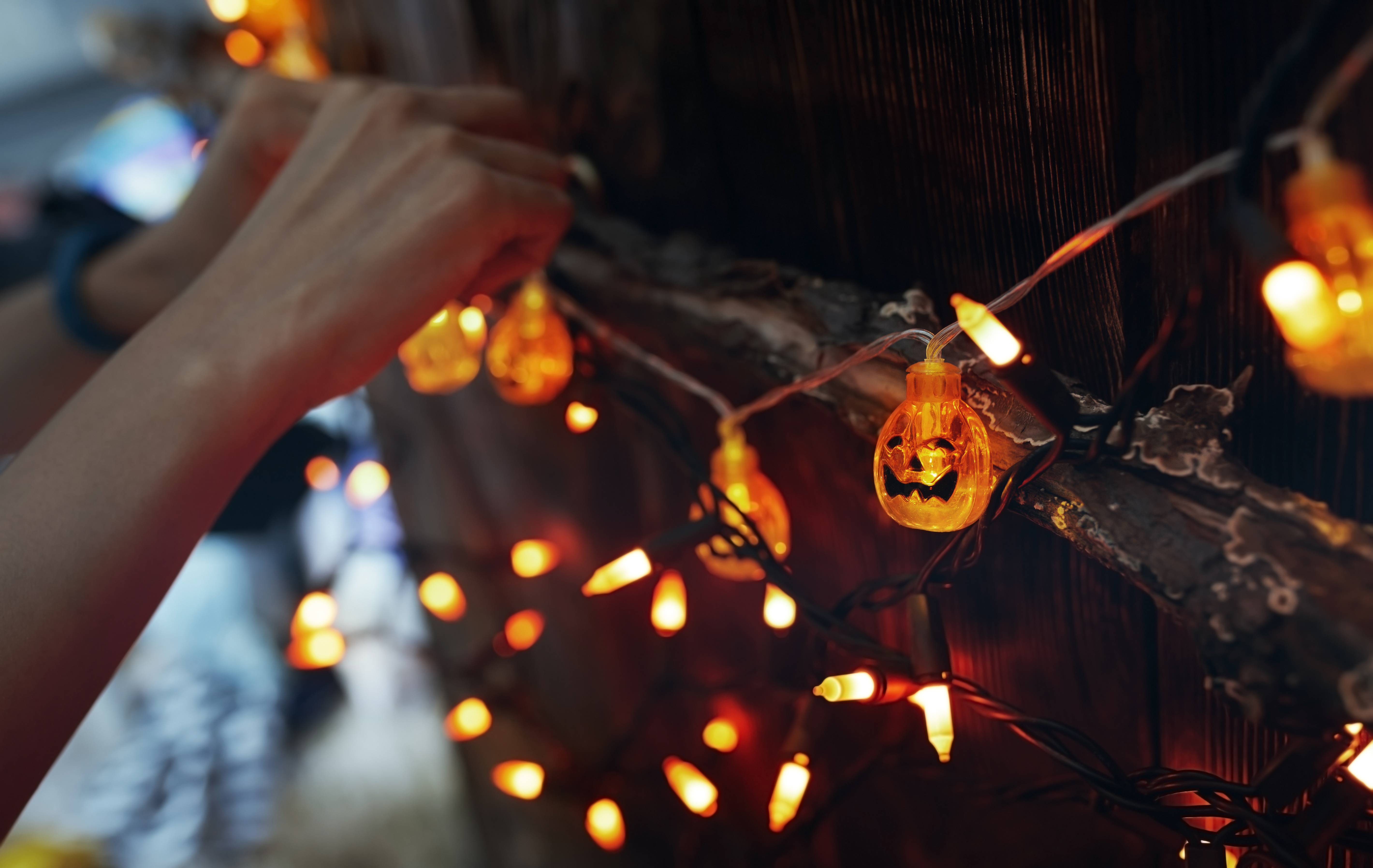 Nahaufnahme einer Lichterkette mit Halloween-Design.