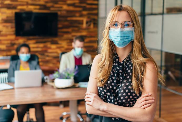 Auf diesem Bild sieht man eine Person, die trotz einer Brille problemlos eine Medizinische-Maske trägt.