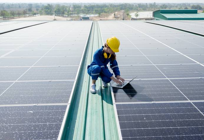 Auch auf Flachdächern können Photovoltaik-Anlagen problemlos installiert werden.