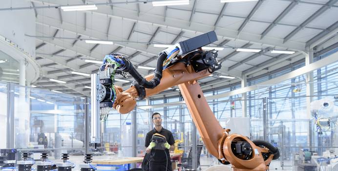 Productiehal met industriële robot