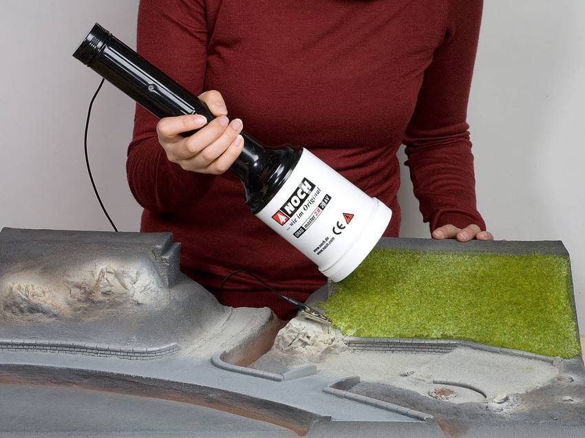 Vorbereitete Fläche wird mit Gras-Master bestreut