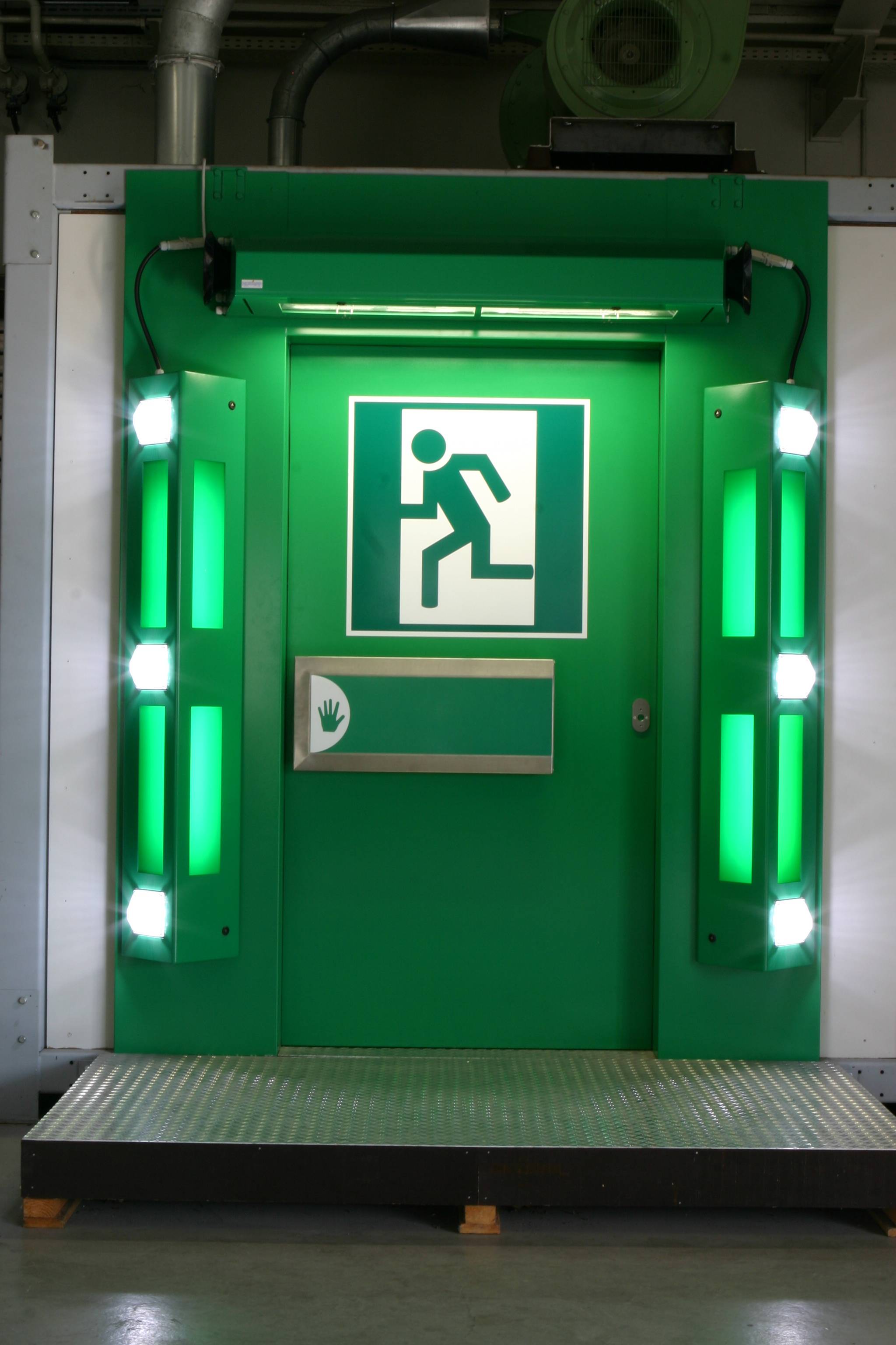 Blitzerleuchten an einer Fluchtweg-Tür