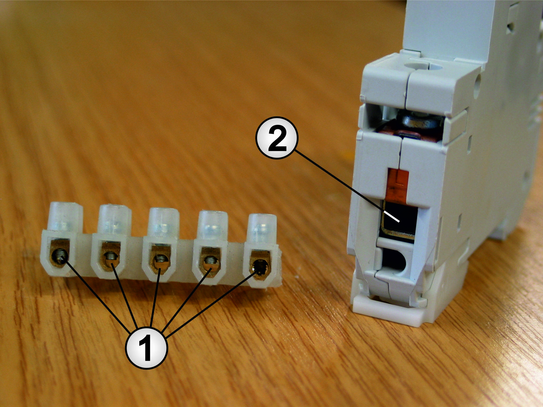 Unterschiedliche Formen von Anschlussklemmen
