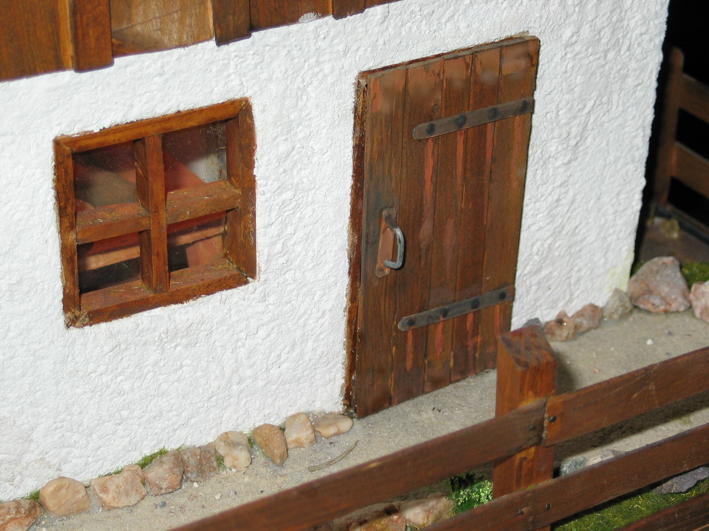 Das Bild zeigt eine seitliche Tür der Weihnachtkrippe, bei der die im Text angesprochenen Alterungsspuren sehr schön zu sehen sind.