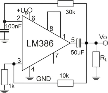 Das Bild zeigt die äußere Beschaltung eines LM386 als Rechteck-Oszillator