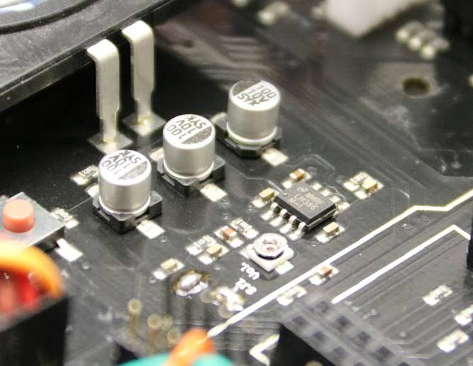 Das Bild zeigt einen Audioverstärker LM386, der als SMD-Bauteil auf einer Steuerplatine für einen Laufroboter montiert wurde.