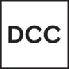 'Schwarzes Quadrat mit weißen Buchstaben DCC in der Mitte.'